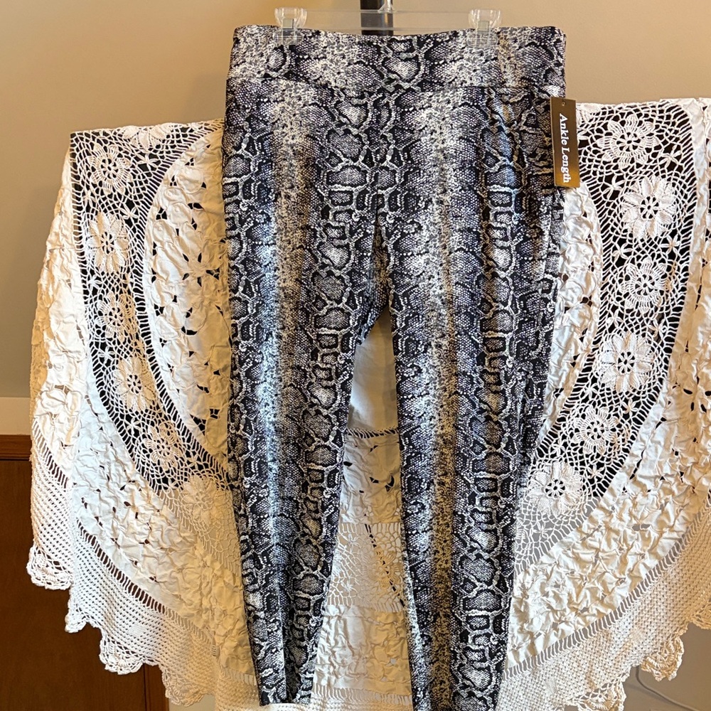 SOHO Apparel Snakeskin Print Leggings. NWT Size XL